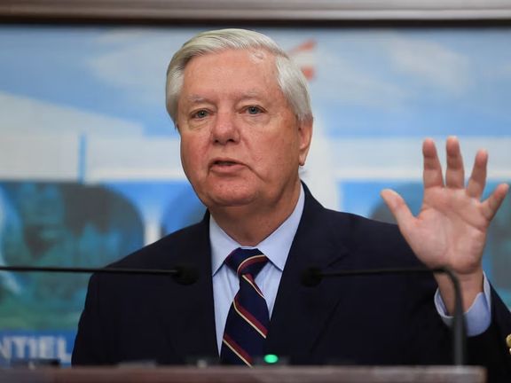 سيناتور أميركي.. للإيرانيين: كابوسكم سينتهي قريبًا والمساعدة في الطريق