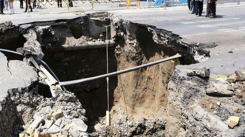 هبوط أرضي مفاجئ بعمق متر ونصف في بلدة ولي‌ عصر السكنية جنوب طهران عقب هطول الأمطار