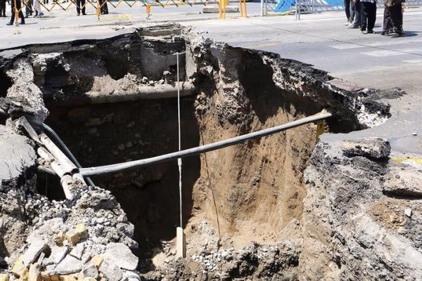 قسمتی از زمین شهرک ولیعصر تهران پس از بارندگی، یکونیم متر فرونشست