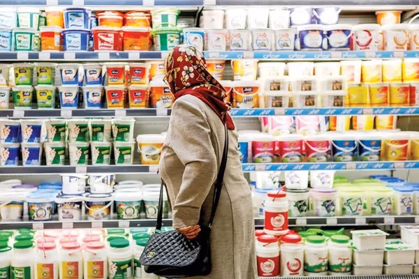 وسط اشتعال الاحتجاجات.. متحدثة الحكومة الإيرانية: أسعار السلع الأساسية سترتفع 30 في المائة