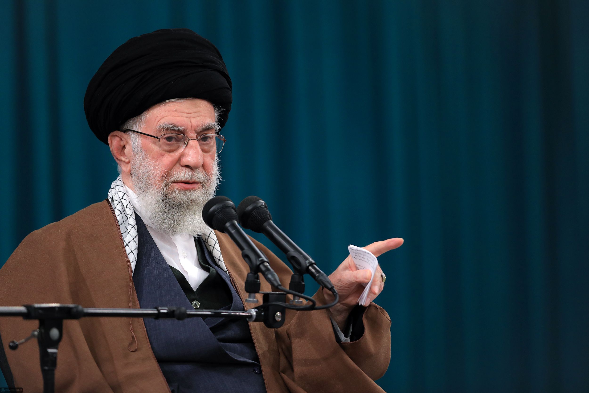 صحيفة الحرس الثوري تدافع عن رفض خامنئي للاستفتاء العام وتصريحاته "المهينة للشعب"