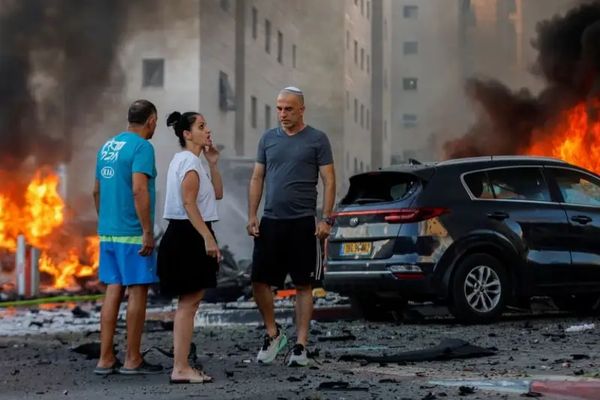 الدور الإيراني في غزة: مستشار خامنئي يعلن دعم طهران لحماس في الهجوم على إسرائيل