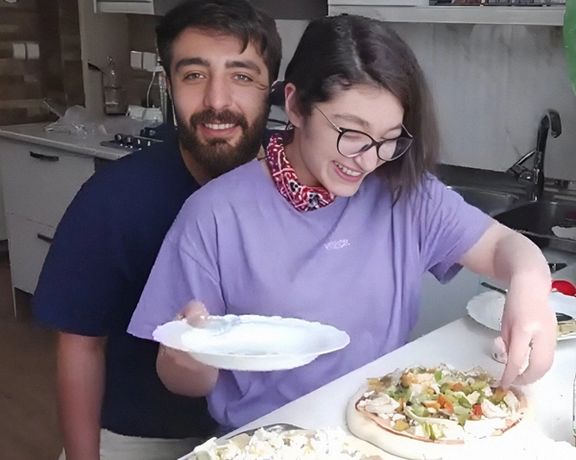 سارینا اسماعیلزاده و برادرش در یکی از پست های آشپزی او