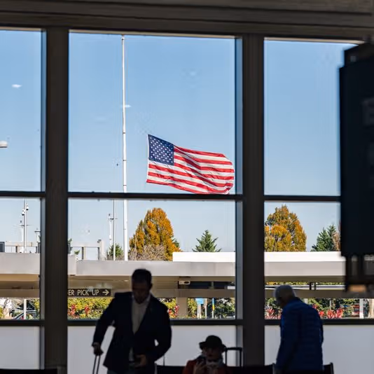 دولت ترامپ قصد دارد دامنه ممنوعیت سفر به آمریکا را به اتباع ۳۰ کشور گسترش دهد