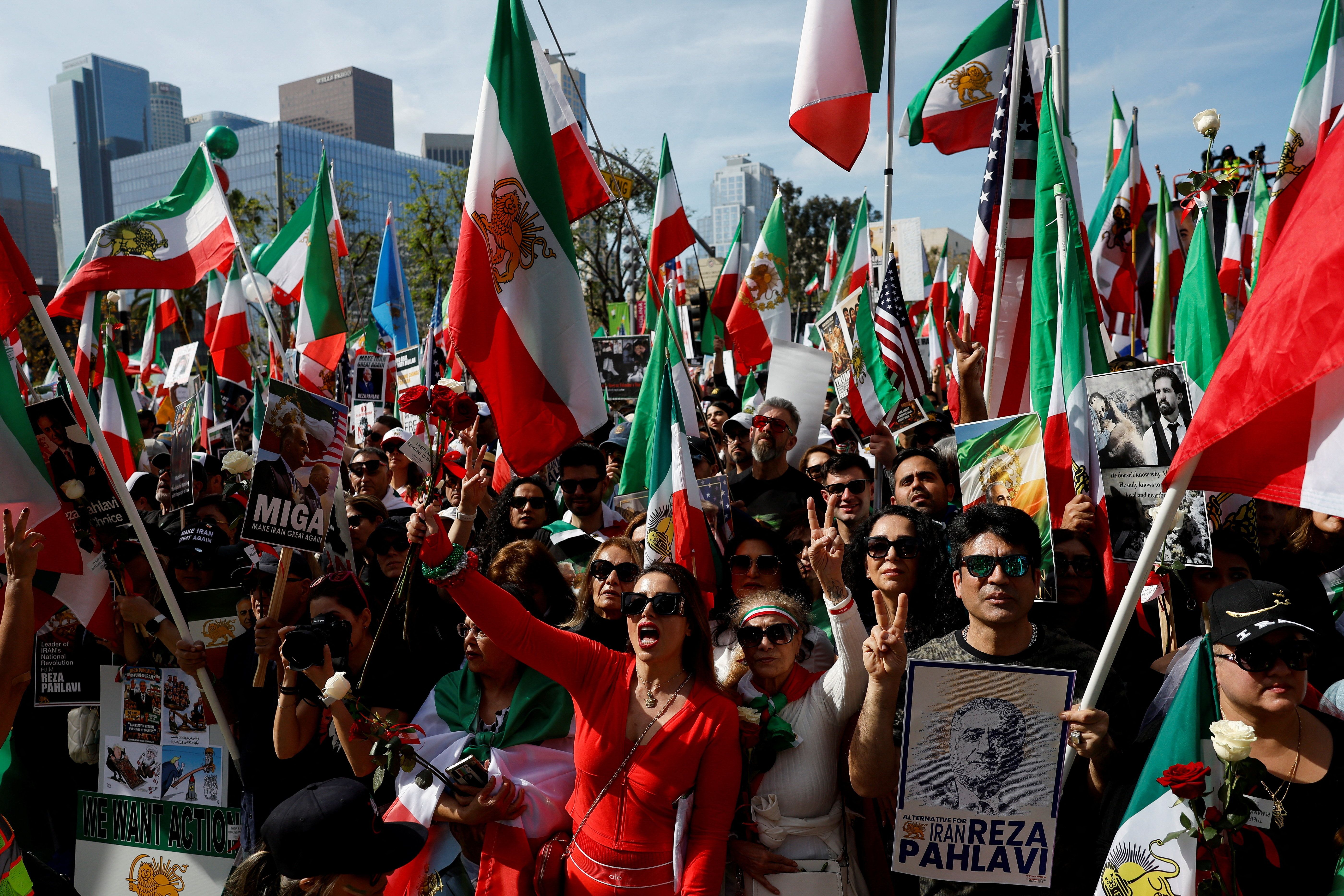 مردم شهرهای مختلف ایران در پی فراخوان شاهزاده رضا پهلوی شعارهای شبانه سر دادند