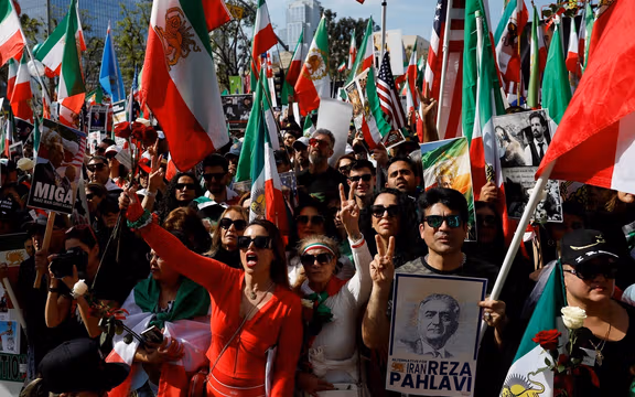 مردم شهرهای مختلف ایران در پی فراخوان شاهزاده رضا پهلوی شعارهای شبانه سر دادند