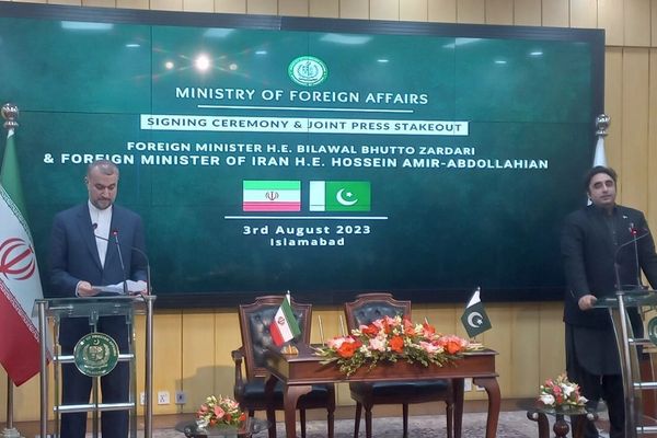 Iran's FM Visits Pakistan To Discuss Regional Issues