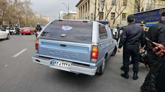 آمبولانس حامل اجساد مقیسه و رازینی پس از کشته شدن آنها در دیوان عالی کشور، ۲۹ دی