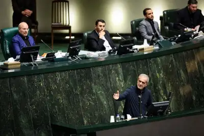 وسط غموض بشأن موافقة مجتبى خامنئي.. الرئيس الإيراني يرشّح خبير صواريخ وزيرًا للدفاع