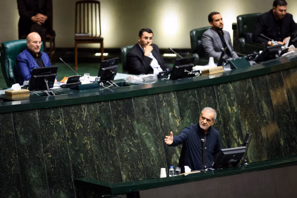 وسط غموض بشأن موافقة مجتبى خامنئي.. الرئيس الإيراني يرشّح خبير صواريخ وزيرًا للدفاع