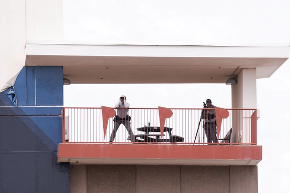 اعضای یک گروه تکتیرانداز در حال رصد مراسم یادبود چارلی کِرک