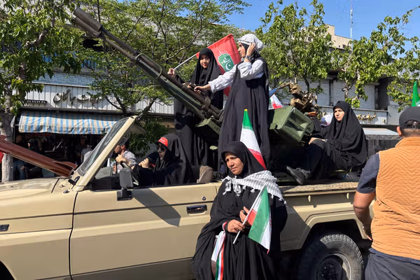 سندرم جهان موازی؛ از حسین شریعتمداریها تا رجزخوانان خیابانی