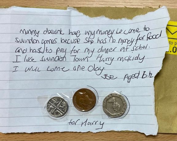 هدیه هوادار خردسال به بازیکن سوئیندونتاون با وجود شرایط سخت مالی