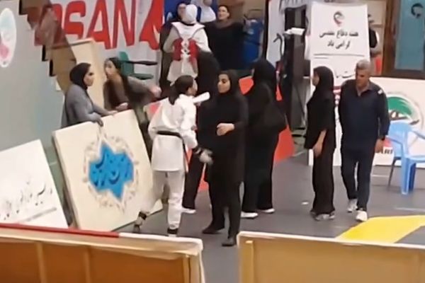 درگیری دو خواهر با دیگران در حضور مربیان تیم ملی، در روز اول لیگ تکواندوی زنان