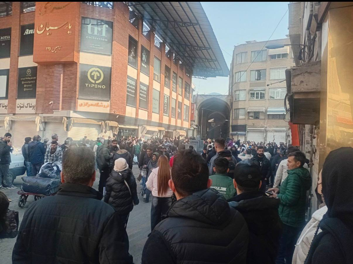 في اليوم العاشر من الاحتجاجات، قوات الأمن تطلق الغاز المسيل للدموع في سوق طهران