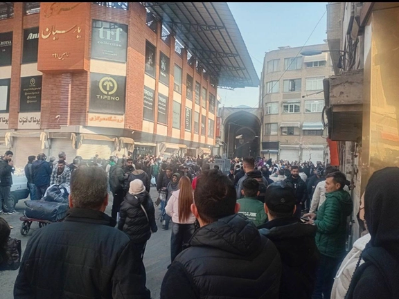 في اليوم العاشر من الاحتجاجات، قوات الأمن تطلق الغاز المسيل للدموع في سوق طهران
