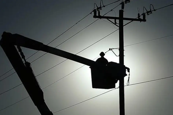 18 ألف ميغاوات عجز في إنتاج الكهرباء بإيران.. وتحذير من تسببه بأزمات اقتصادية واجتماعية