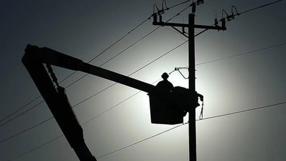 18 ألف ميغاوات عجز في إنتاج الكهرباء بإيران.. وتحذير من تسببه بأزمات اقتصادية واجتماعية