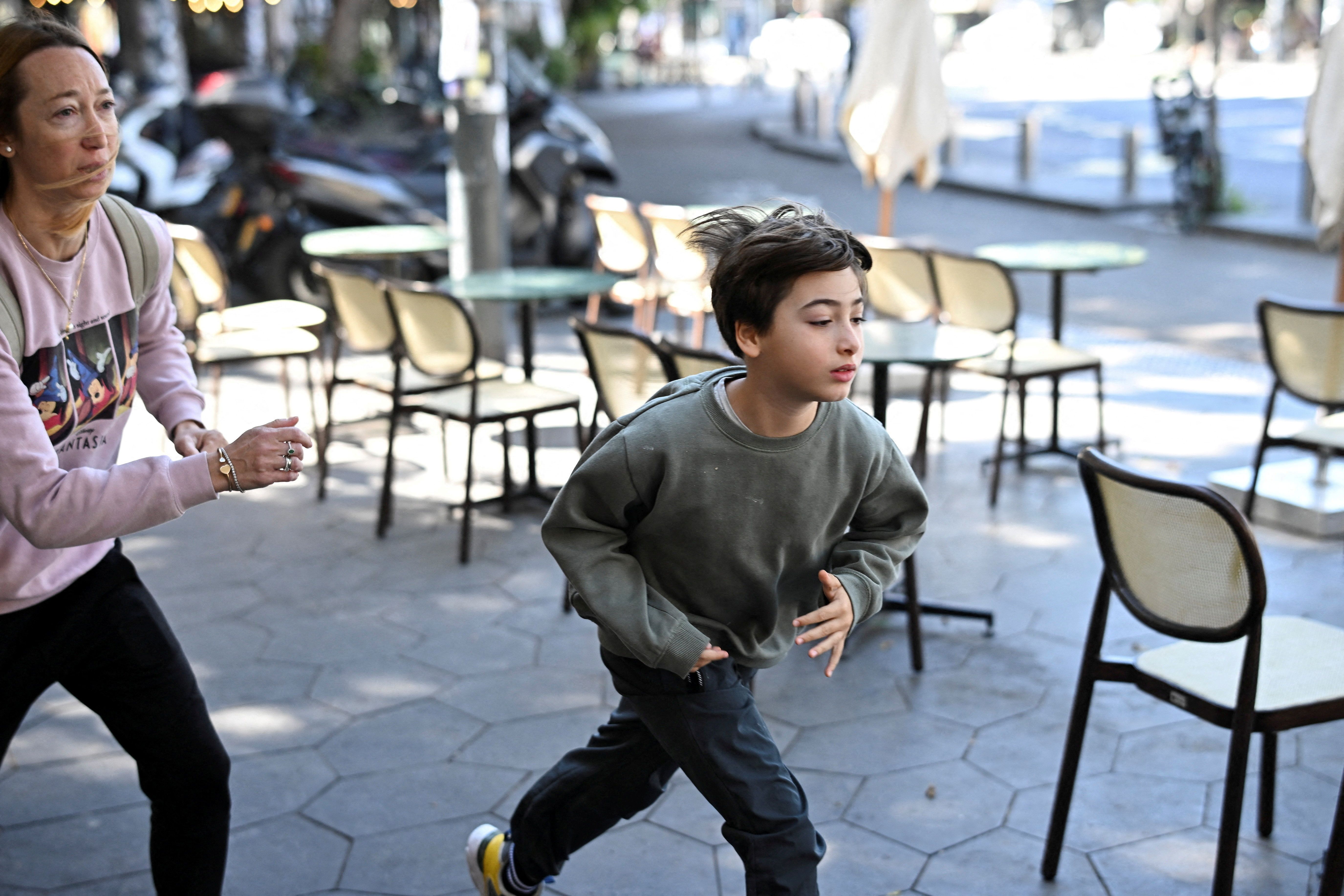 غیرنظامیان در مسیر رفتن به پناهگاه پس از هشدار حمله هوایی، تل‌آویو، ۱۹ اسفند