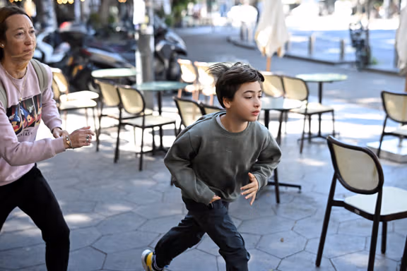 غیرنظامیان در مسیر رفتن به پناهگاه پس از هشدار حمله هوایی، تلآویو، ۱۹ اسفند