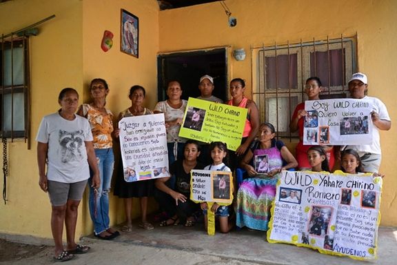 اعضای خانواده یک تبعه ونزوئلا که پس از اخراج از آمریکا در زندانی در السالوادور نگهداری میشود؛ شهر والنسیا ونزوئلا، ۳۰ اسفند ۱۴۰۳