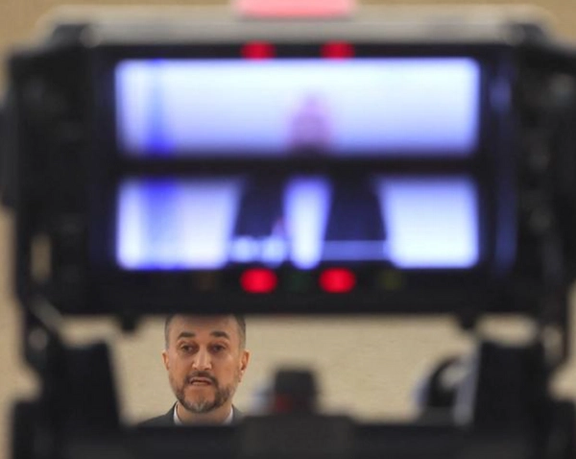 مراسل "إيران إنترناشيونال" يسأل:لماذا قتلتم المحتجين ووزير خارجية طهران يرد: لم يقتل أحد!