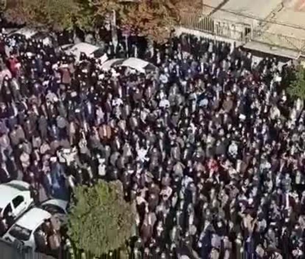 مجلس نقابات المعلمين الإيرانيين يدعو إلى التجمع احتجاجًا على "هيمنة الفكر الشمولي الحاكم"