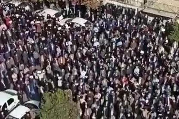 مجلس نقابات المعلمين الإيرانيين يدعو إلى التجمع احتجاجًا على "هيمنة الفكر الشمولي الحاكم"