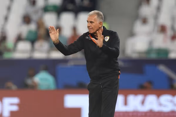 کارلوس کیروش، عصبانی و تبلت بهدست در نشست خبری پس از باخت به عربستان سعودی