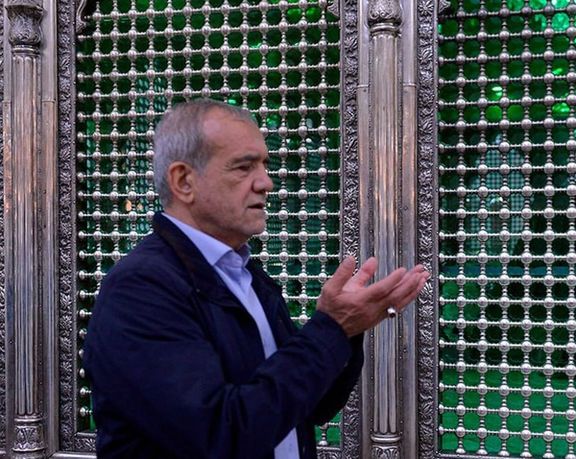 مسعود پزشکیان ساعاتی پس از معرفی شدن به عنوان رییس جمهور به محل دفن روحالله خمینی رفت