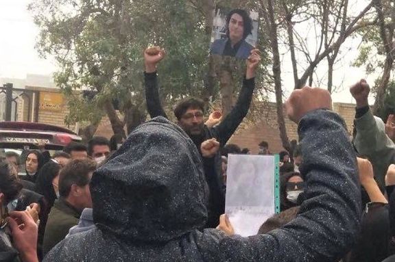 پدر مهرشاد شهیدی با عکس پسرش در میان مردم