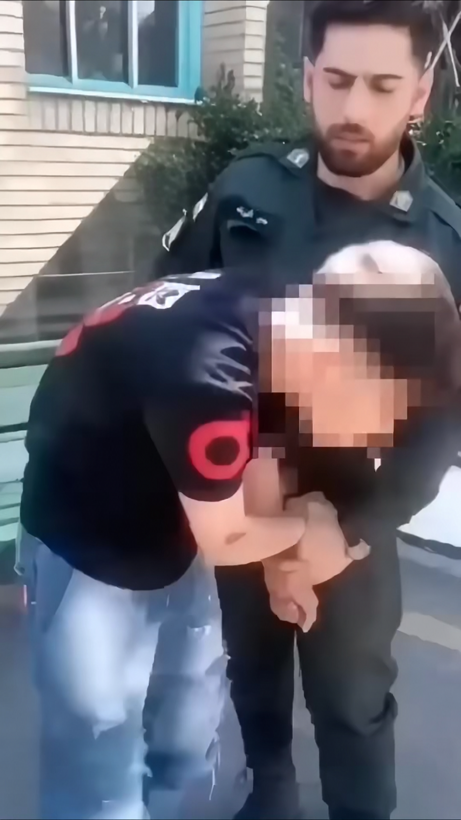 در پی واکنش گسترده مردم، مقام‌ها از بازداشت ماموران معترض به نوجوان تبریزی خبر دادند