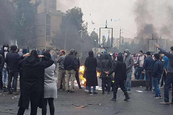 بهدف ردع أي احتجاجات مستقبلية.. إيران تعيد محاكمة 89 شخصًا بعد 5 سنوات من إطلاق سراحهم