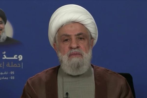 نعيم قاسم يشكر طهران على المساعدات.. وبزشكيان يشكو من عجز الإعانات المالية للإيرانيين