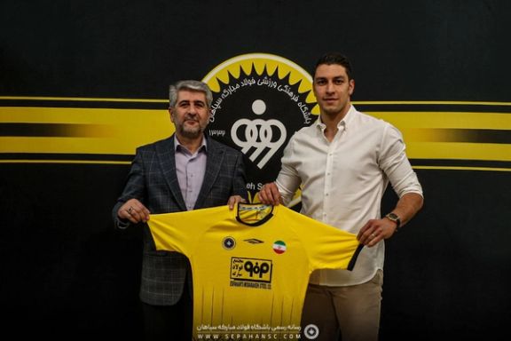 محمدرضا اخباری، با قراردادی دو ساله به سپاهان پیوست