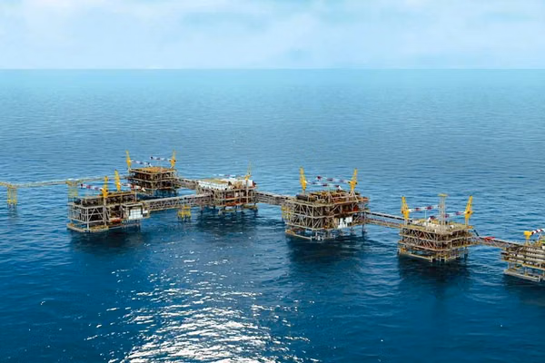 Saudi Aramco hires US firm to upgrade shared oil field as Iran lags behind