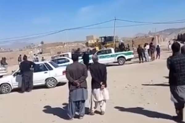 قوات إيرانية تهدم عشرات المنازل المملوكة لمواطنين بلوش.. "لتغيير التركيبة السكانية"
