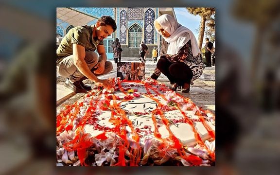 مادر و برادر آیدا رستمی بر مزارش که با پارچه قرمز مزین شده