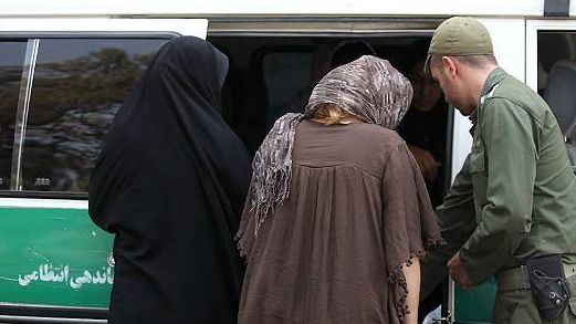 وزیر کشور: پتو کشیدن ماموران گشت ارشاد روی سر زنان طبق ضوابط است