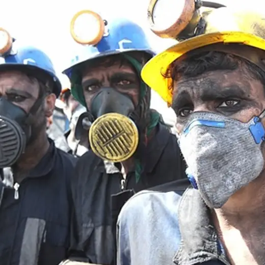 زندگی در سایه ریزش؛ روایت معدنکاران طبس از شغلی میان نان و مرگ