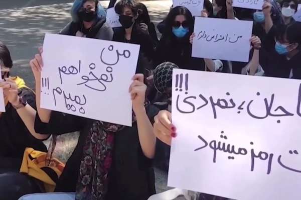 الحكومة الإيرانية تؤكد عودة الطلاب المعارضين الموقوفين للدراسة.. وتقارير: لم يعودوا جميعا
