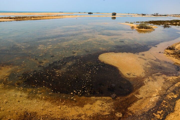 Iran warns oil pollution spreading along southern coast could last years
