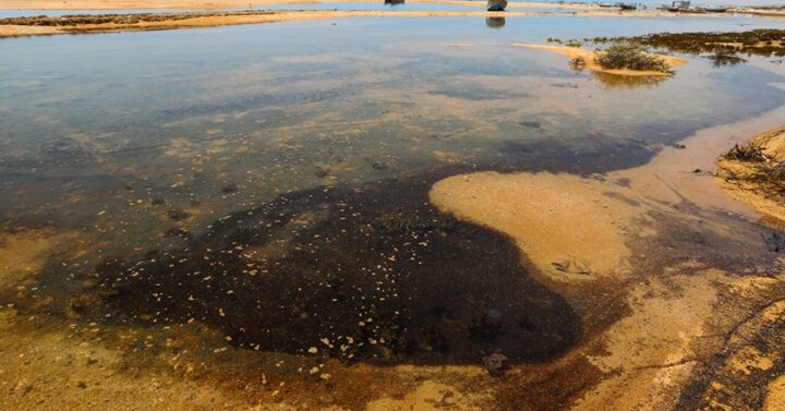 Iran warns oil pollution spreading along southern coast could last years