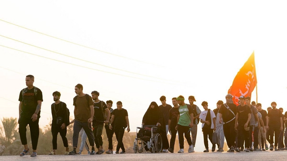 A group of Iranian pilgrims of Arbaeen on their way to the Iraqi city of Karbala (September 2022)