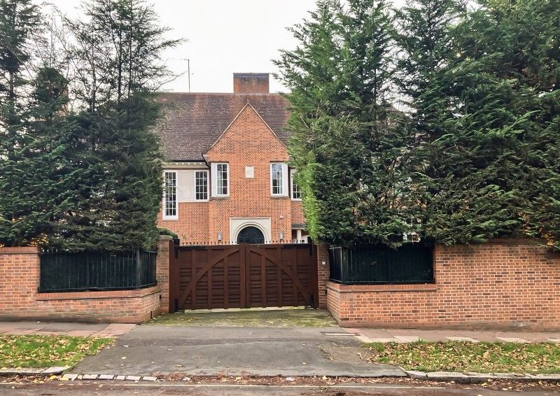  علی انصاری، موسس بانک آینده، مالک یک عمارت ۶۵ میلیون دلاری در لندن است