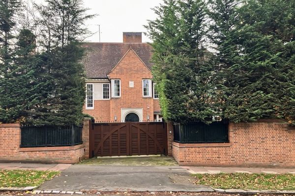 علی انصاری، موسس بانک آینده، مالک یک عمارت ۶۵ میلیون دلاری در لندن است