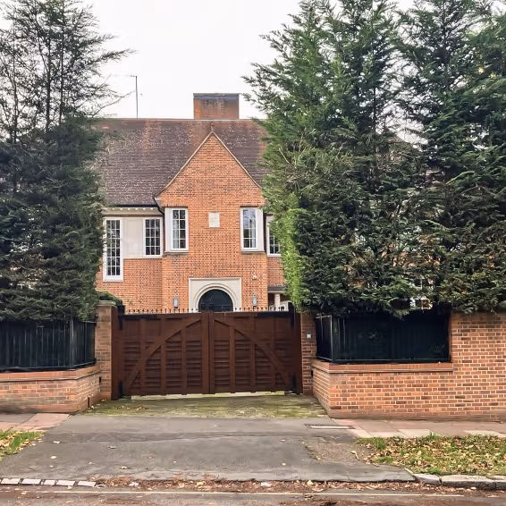 علی انصاری، موسس بانک آینده، مالک یک عمارت ۶۵ میلیون دلاری در لندن است