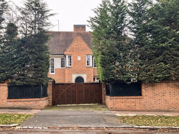 علی انصاری، موسس بانک آینده، مالک یک عمارت ۶۵ میلیون دلاری در لندن است