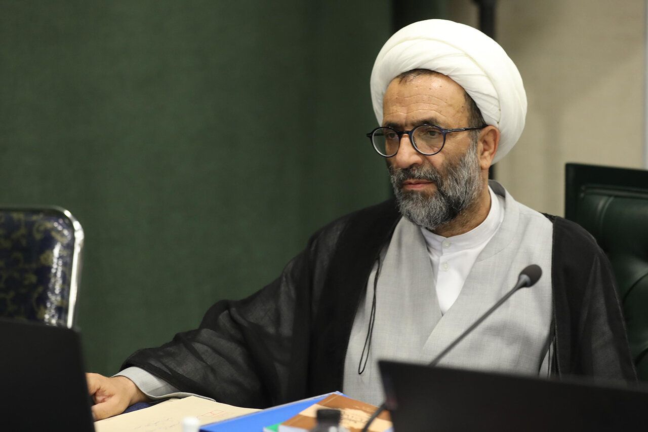 عضو هيئة رئاسة البرلمان الإيراني: السبيل الوحيد لمواجهة إسرائيل هو "رد ساحق وصفعة قوية"