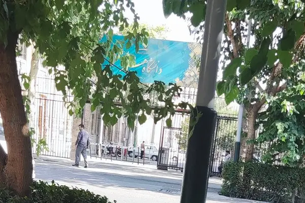 موجة دعم واسعة لطلاب جامعة طهران للفنون: "أصواتكم هزت الديكتاتور"
